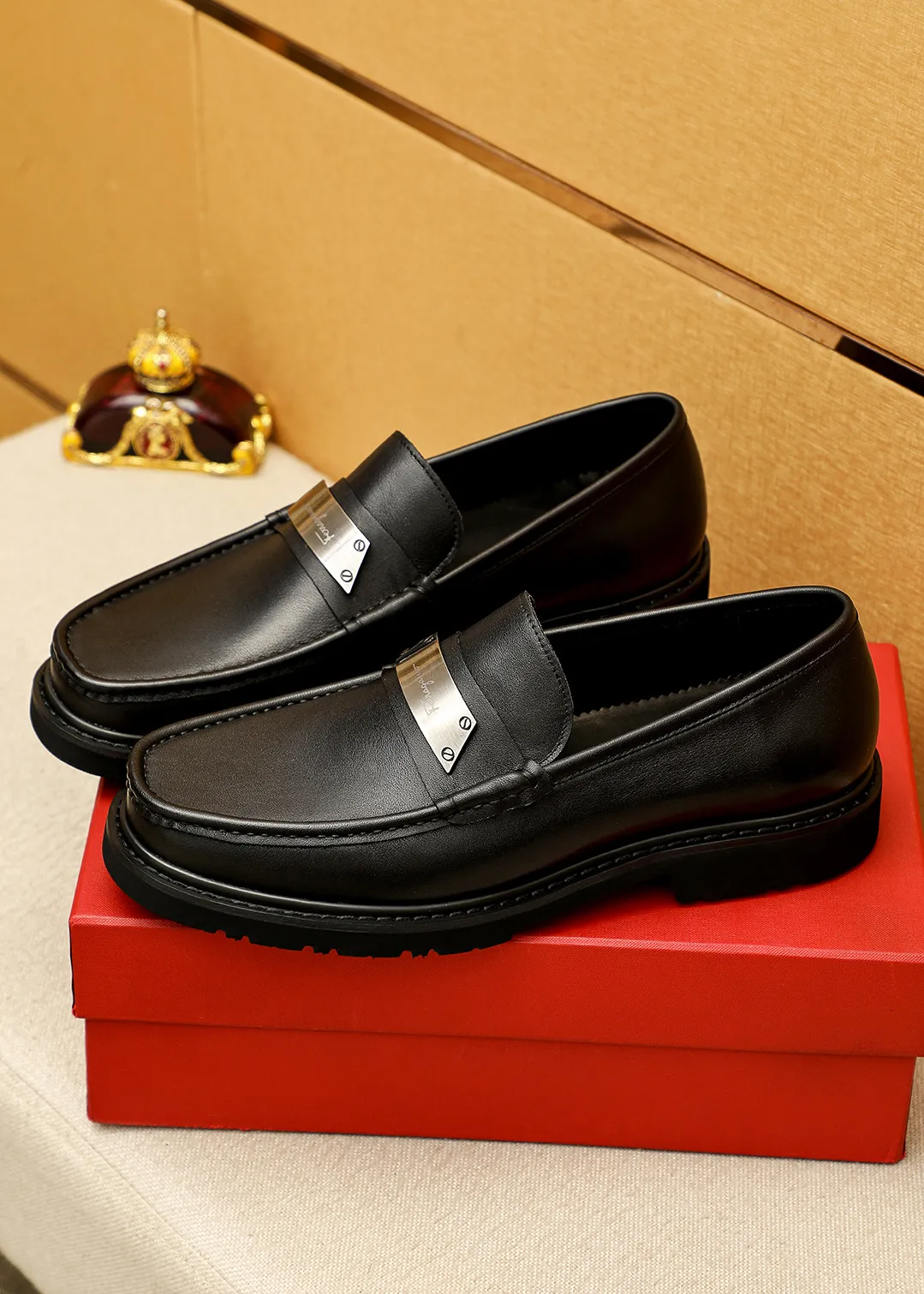 Men's shoes 💰520 💐 Product trademark: Ferragamo "Ferragamo" casual leather shoes Regular size: 38-44 (45.46🉑️customized) Product materials: Selected imported first-layer calfskin upper + original hardware buckle, imported water-dyed cow leather lining. Strong three-dimensional visual effect, original outsole color: 1⃣️color optional